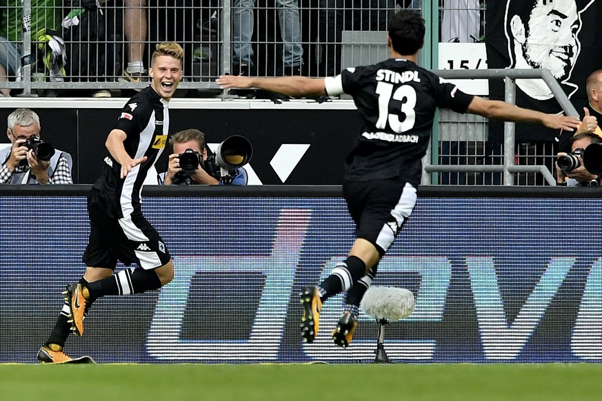 epa06153429 Moenchengladbach&#039;s Nico Elvedi (L) celebrates with teammate Lars Stindl (R) scoring the opening goal during the German Bundesliga soccer match between Borussia Moenchengladbach and 1. ...