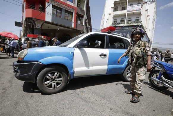 epa09251022 Pro-Houthi soldiers stand guard during an anti-US and Saudi rally at a street, amid diplomatic efforts to persuade Houthi leaders to accept a nationwide ceasefire, in Sana?a, Yemen, 06 Jun ...