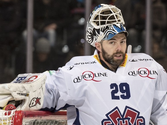 Biel Torhueter Simon Rytz waehrend einer Spielpause, im Eishockey Meisterschaftsspiel der National League A zwischen dem SC Bern und dem EHC Biel, am Samstag, 14. Januar 2017 in der PostFinance-Arena  ...