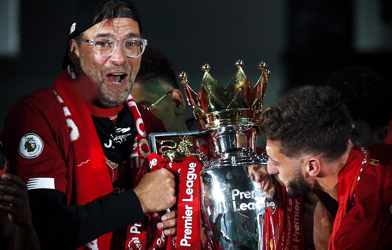 epa08561559 Liverpool's head coach Juergen Klopp (L) lifts the Premier League trophy following the English Premier League soccer match between Liverpool FC and Chelsea FC in Liverpool, Britain, 22 Jul ...