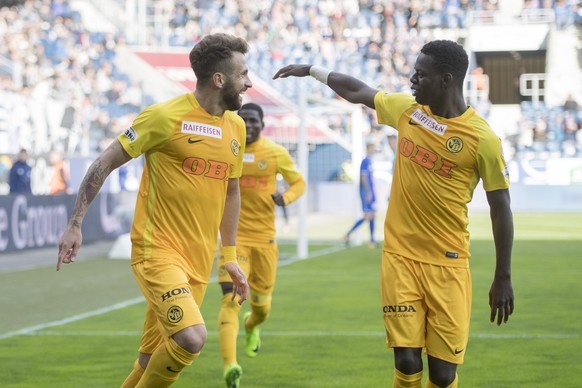 Miralem Sulejmani, links, und Jordan Lotomba, rechts, von YB feiern das 0:1 beim Super League Meisterschaftsspiel zwischen dem FC Luzern und den BSC Young Boys vom Sonntag, 22. Oktober 2017 in Luzern. ...