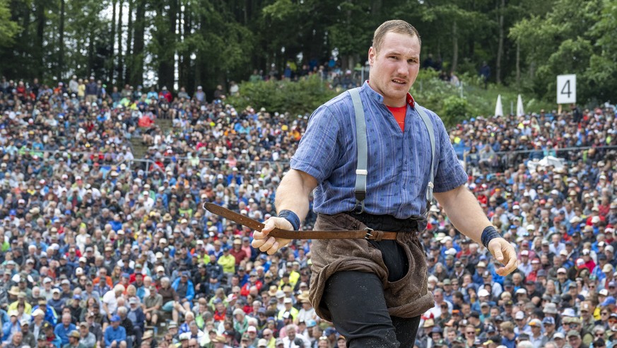 Joel Wicki im 4. Gang beim traditionellen Bruenigschwinget am Sonntag, 28, Juli 2024 auf dem Bruenigpass. (KEYSTONE/Urs Flueeler).