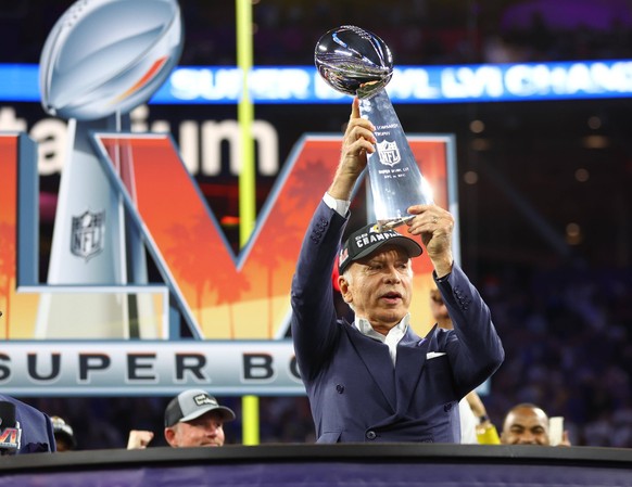 NFL, American Football Herren, USA Super Bowl LVI-Los Angeles Rams at Cincinnati Bengals, Feb 13, 2022 Inglewood, CA, USA Los Angeles Rams owner Stan Kroenke hoists the Lombardi Trophy after defeating ...