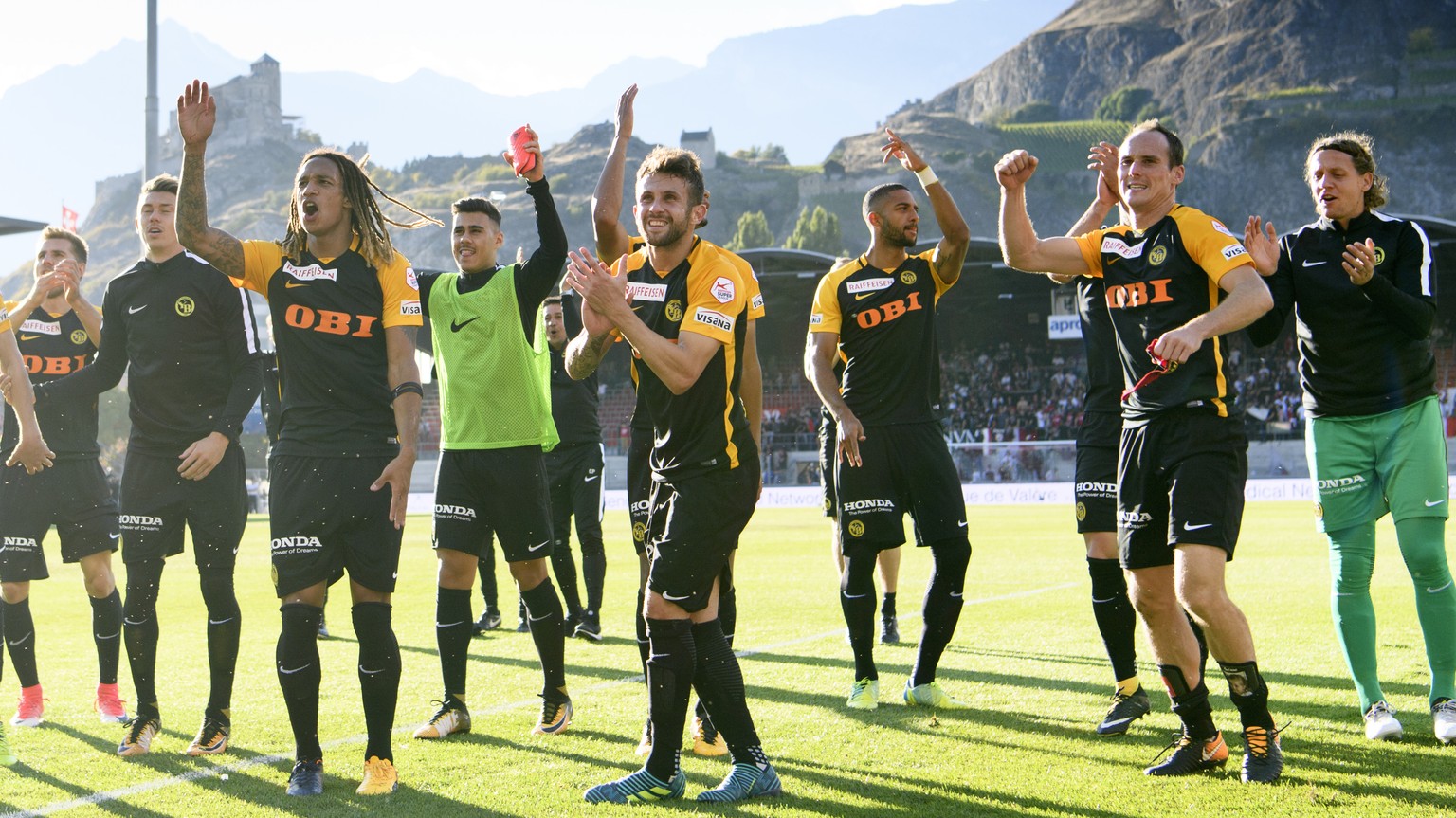 Les joueurs bernois celebrent leur victoire avec leurs fans a la fin de la rencontre de football de Super League entre le FC Sion et le BSC Young Boys Bern ce dimanche 24 septembre 2017 au stade de To ...