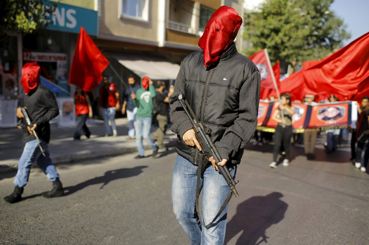 Vermummte Bewaffnete am Trauermarsch für die Opfer des Terroranschlags in Suruc.