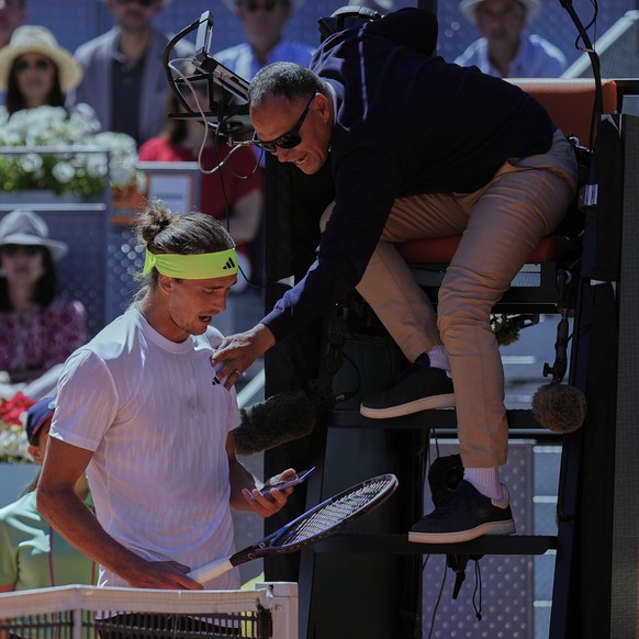 Alexander Zverev of Germany argues with the referee during his Madrid Open round of 32 tennis match against Alejandro Davidovich Fokina of Spain, in Madrid, Spain, Sunday, April 27, 2025. (AP Photo/Ma ...