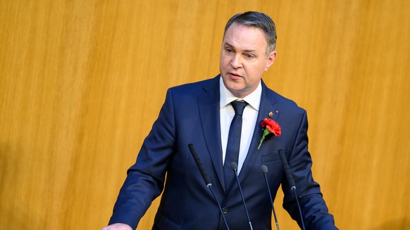 epa11679732 Social Democratic Party of Austria (SPO) leader Andreas Babler speaks during the election of the new parliamentary president in Vienna, Austria, 24 October 2024. EPA/MAX SLOVENCIK