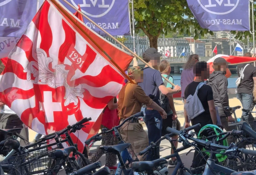 Ivan G.* mit geflammter Schweizerfahne links und rechts neben ihm Eneas W.* mit schwarzer Kappe