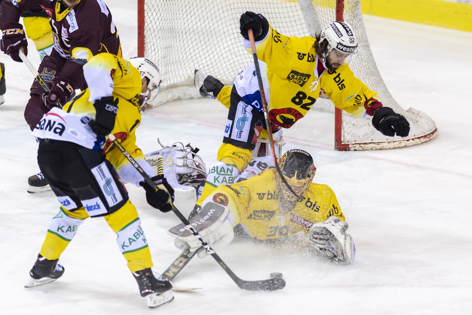 Le gardien bernois, Leonardo Genoni, centre, et les joueurs bernois, Zach Boychuk, gauche et Sandro Bruegger, droite, defendent le puck, lors du 6eme match du quart de finale de play off du championna ...