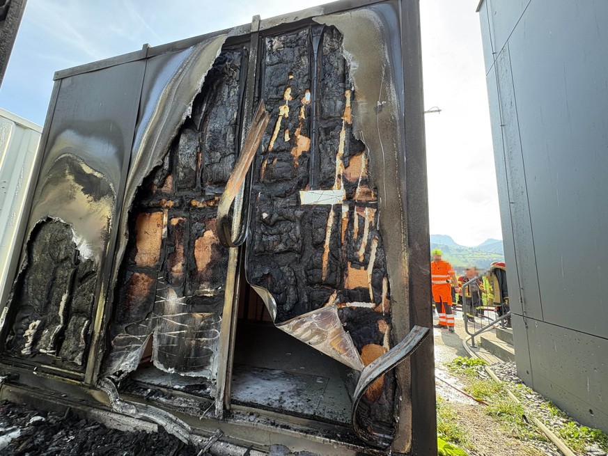 Trafostation brennt in Wangen im Kanton Schwyz. Grund ist eine achtlos weggeworfene Zigarette.
