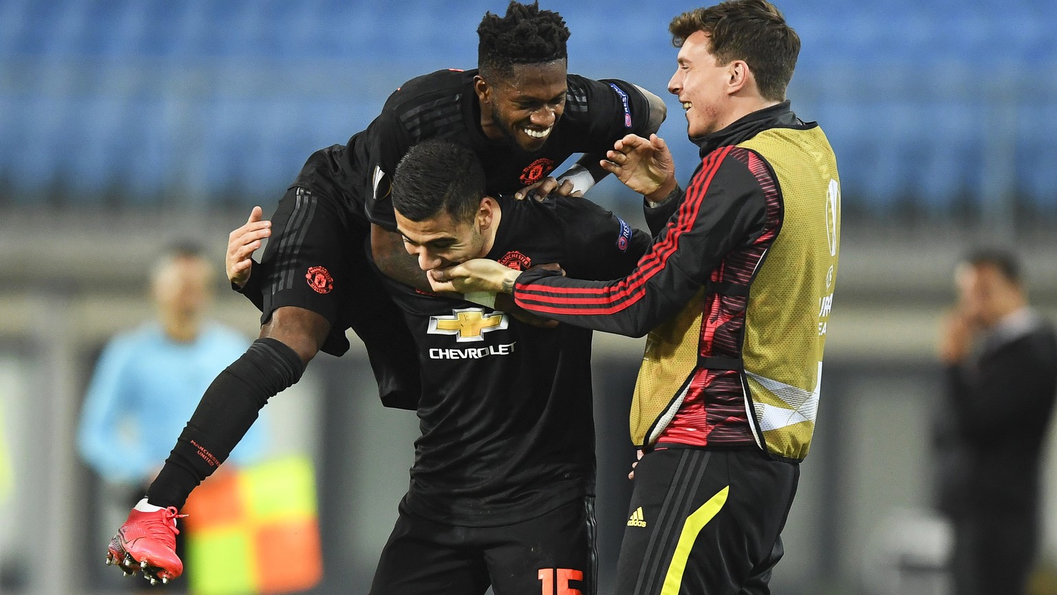 epa08290497 Manchester United&#039;s Andreas Pereira (C) celebrates with teammates after scoring the 5-0 lead during the UEFA Europa League round of 16, first leg soccer match between LASK Linz and Ma ...