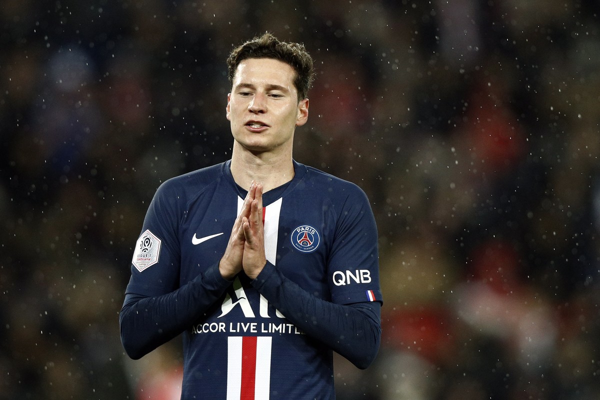 epa08018086 Paris Saint Germain's Julian Draxler reacts during the French Ligue 1 soccer match between PSG and Lille at the Parc des Princes stadium in Paris, France, 22 November 2019. EPA/YOAN V ...