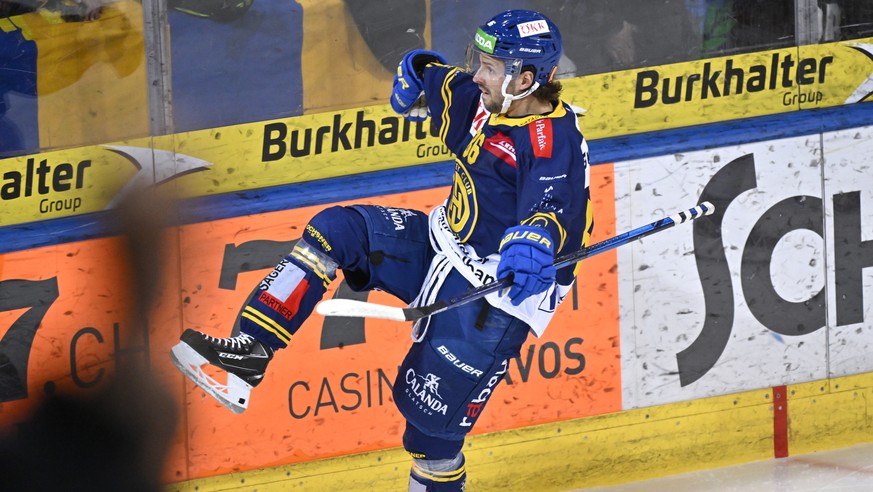 Der Davoser Mathias Brome (SWE) jubelt nach seinem Treffer zur 1:0 Fuehrung in Spiel 6 des Playoff 1/4 Final Eishockeyspiels der National League beim Eishockey Spiel der National League zwischen dem H ...