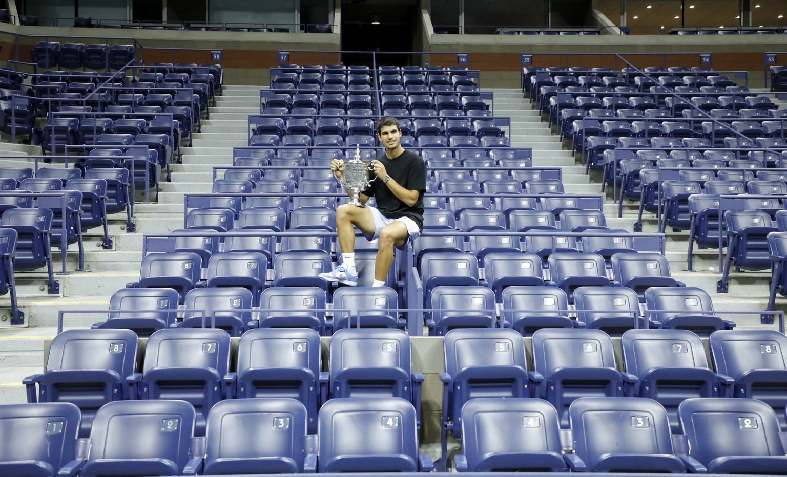 epa10179138 Carlos Alcaraz of Spain poses inside the Arthur Ashe Stadium with the championship trophy after defeating Casper Ruud of Norway during the men&#039;s final match at the US Open Tennis Cham ...