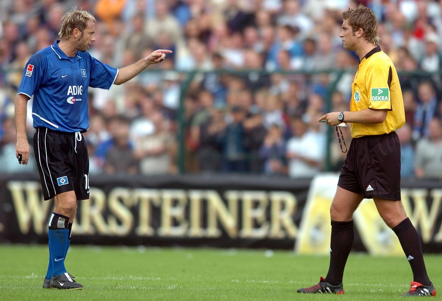 ARCHIV - 21.08.2004, Nordrhein-Westfalen, Paderborn: Fußball DFB-Pokal 1. Runde: SC Paderborn - Hamburger SV im Hermann-Löns-Stadion. Sergej Barbarez, Hamburger SV, zeigt nach dem Tor des SC Paderborn ...