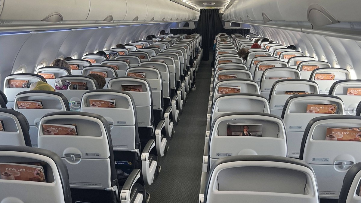 Leeres Passagierflugzeug Airbus A-320 Neo leeres Flugzeug,leere Kabine,leere Sitzreihen,Sitze, leerer Flieger, leere Sitzreihen,Plaetze.Economy Klasse *** Empty passenger airplane Airbus A 320 Neo emp ...