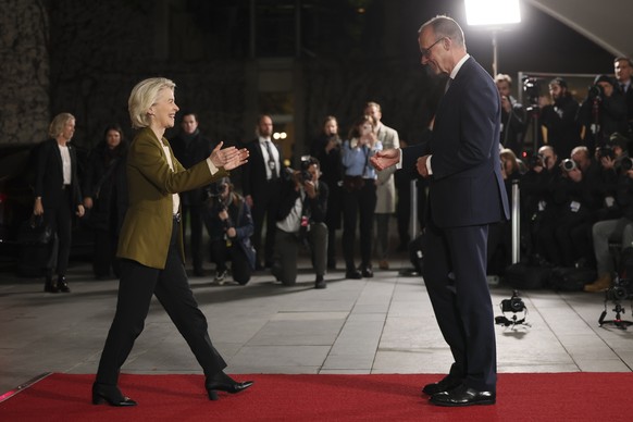 epa12594593 German Chancellor Friedrich Merz (R) welcomes European Commission President Ursula von der Leyen (L) at the Federal Chancellery in Berlin, Germany, 15 December 2025. Berlin hosts US-Ukrain ...