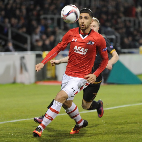 epa05646040 Alireza Jahanbakhsh of Alkmaar in action during the UEFA Europa League group stage match between Dundalk FC and AZ Alkmaar in Dublin City, Ireland, 24 November 2016. EPA/Aidan Crawley