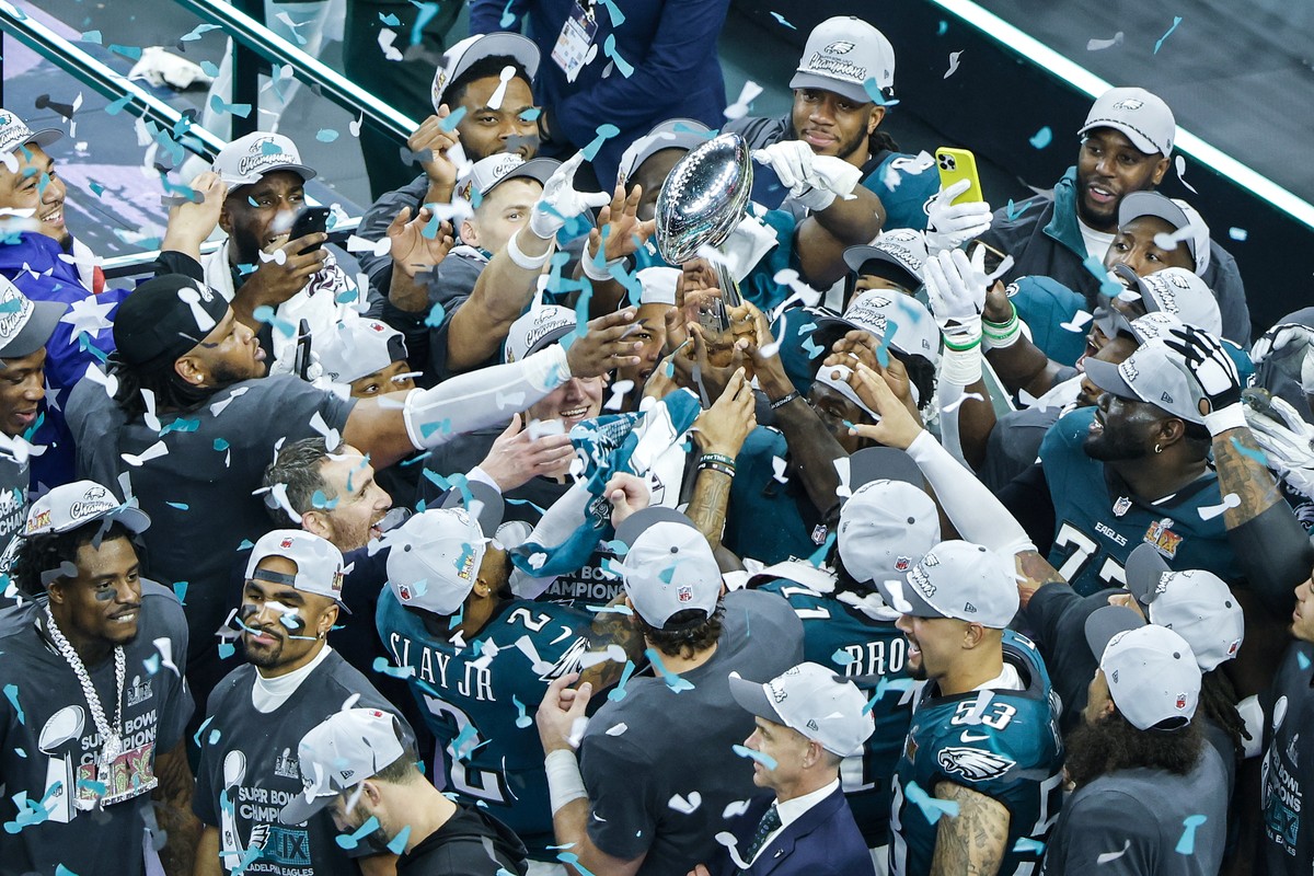 KEYPIX --- epa11885550 Philadelphia Eagles team members hold the Vince Lombardi Trophy as they celebrate defeating the Kansas City Chiefs during Super Bowl LIX at Caesars Superdome in New Orleans, Lou ...