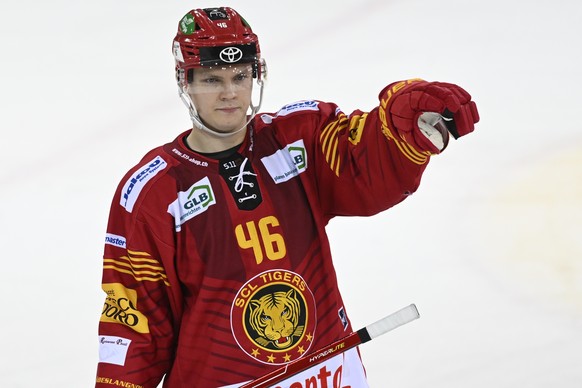 Tigers Vili Saarijaevi, waehrend dem Qualifikations-Spiel der National League, zwischen den SCL Tigers und den ZSC Lions, am Dienstag 20. Dezember 2022, im Ilfisstadion in Langnau. (KEYSTONE/Marcel Bi ...