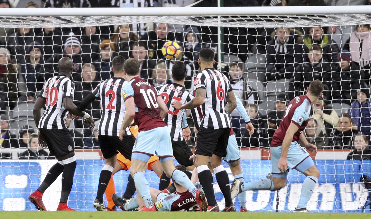Burnley's Sam Vokes, right, scores his side's first goal of the game during their English Premier League soccer match against Newcastle United at St James' Park, Newcastle, England, Wed ...