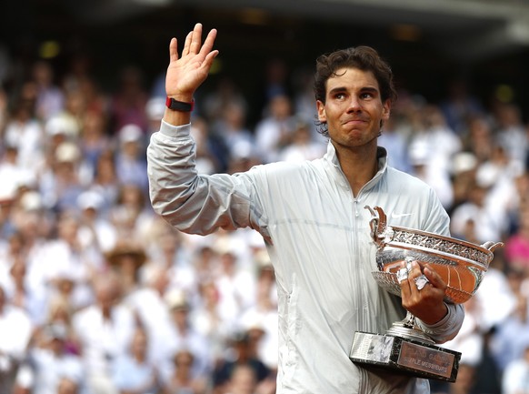 epa04245394 Rafael Nadal of Spain poses with the trophy after winning the men&#039;s final match against Novak Djokovic of Serbia at the French Open tennis tournament at Roland Garros in Paris, France ...