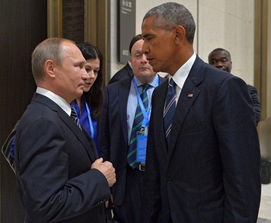 epa05691194 (FILE) - A file picture dated 05 September 2016 shows Russian President Vladimir Putin (L) talks to US President Barack Obama (R) during a meeting at the sidelines of the G20 Summit in Han ...