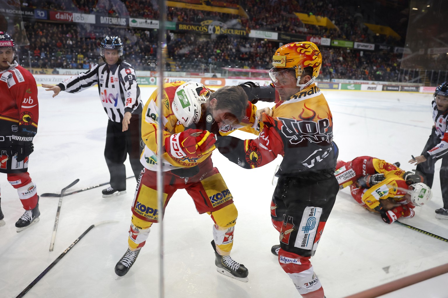 Berns PostFinance Topscorer Christopher DiDomenico, rechts, pruegelt sich mit Biels Ramon Tanner, im zweiten Eishockey Playoff Viertelfinalspiel der National League zwischen dem SC Bern und EHC Biel,  ...