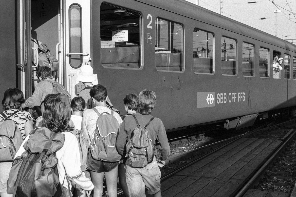 Eine Schulklasse nimmt auf ihrer Schulreise einen Wagen der SBB auf dem Hauptbahnhof Zuerich in Beschlag, aufgenommen am 20. August 1987. (KEYSTONE/Str)