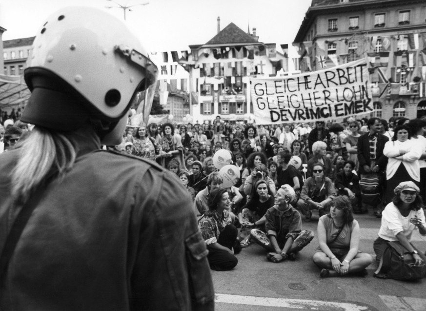 Around 400 women are on strike in Berne, Switzerland, on the occasion of the national women&#039;s strike on June 14, 1991. Women are asking for the implementation of the constitution article on the e ...