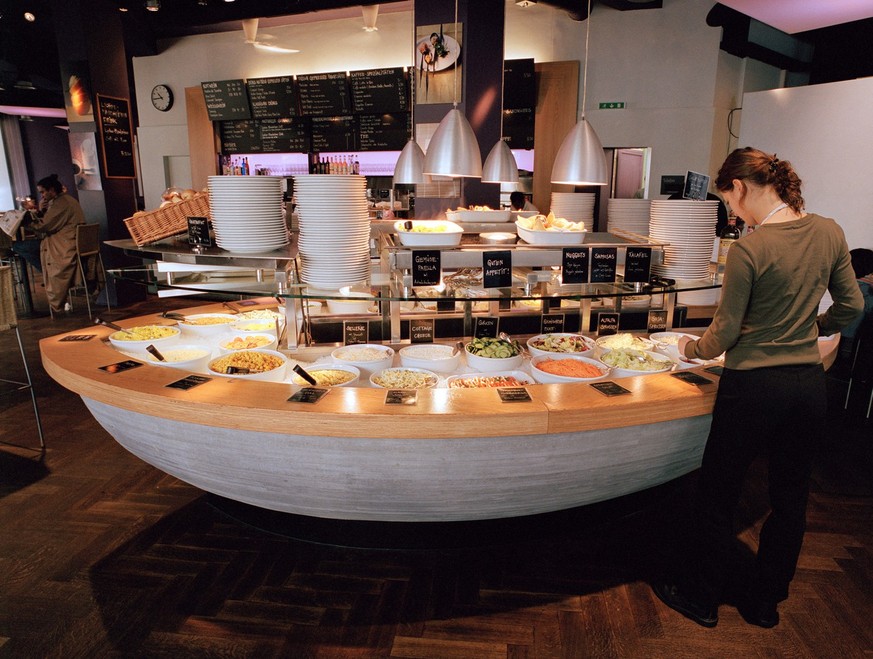 Raeumlichkeiten des Vegetarier-Restaurant Tibits von Rolf Hiltl im Seefeld Zürich. (Aufnahme Februar 2002). (KEYSTONE/MARTIN RUETSCHI)