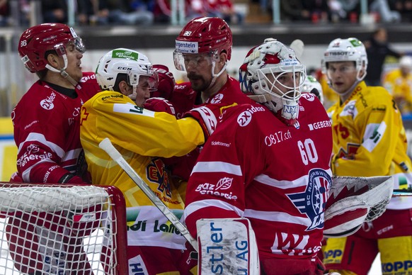 SC Rapperswil-Jona Lakers Verteidiger Alain Bircher, links, und Yannick-Lennart Albrecht, Mitte rechts, gegen EHC Biel Stuerner Roman Karaffa, Mitte links, waehrend dem Eishockey-Meisterschaftsspiel d ...