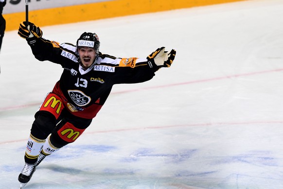 Lugano’s player Alessio Bertaggia celebrates the 3-2 goal, during the preliminary round game of National League A (NLA) Swiss Championship 2016/17 between HC Lugano and EV Zug, at the ice stadium Rese ...