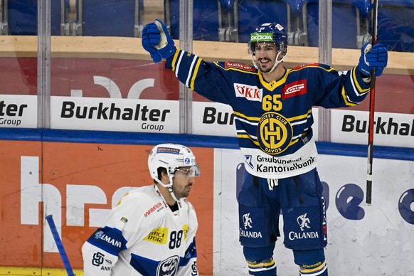 Der Davoser Marc Wieser jubelt nach seinem Treffer zur 1:0 Fuehrung hinter Ambri`s Inti Pestoni, im Eishockey-Qualifikationsspiel der National League zwischen dem HC Davos und dem HC Ambri-Piotta, am  ...