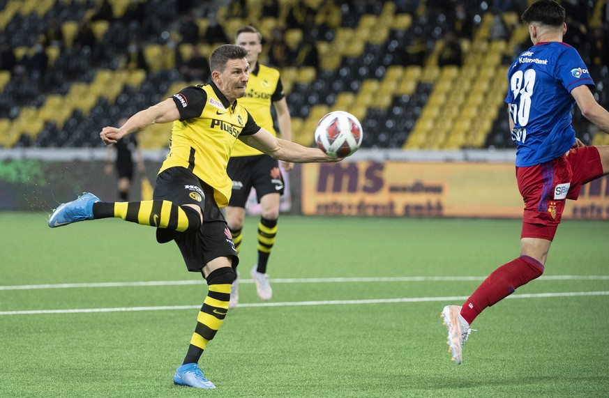 YBs Christian Fassnacht, links, trifft gegen Basels Raoul Petretta zum 1-0 im Fussball Meisterschaftsspiel der Super League zwischen den Berner Young Boys und dem FC Basel, am Samstag, 8. Mai 2021, im ...