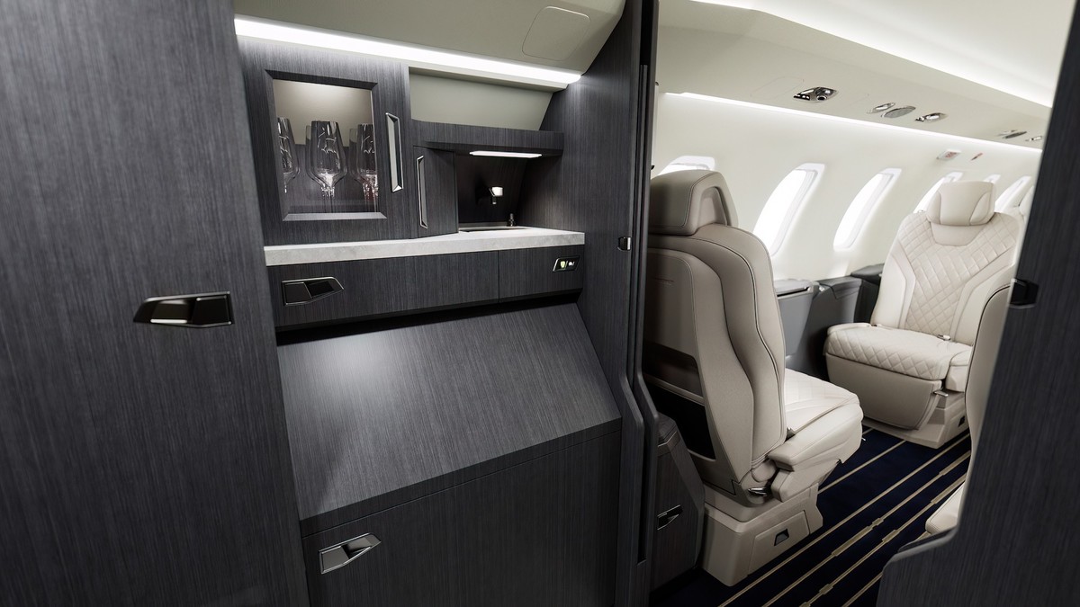 Pilatus PC-24 Super Versatile Jet business jet privatjet schweiz jeff bezos https://www.pilatus-aircraft.com/