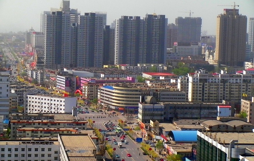 In der zur Provinz Hebei gehörenden Hafenstadt im Nordosten des Landes wohnen rund 2,7 Millionen Menschen.