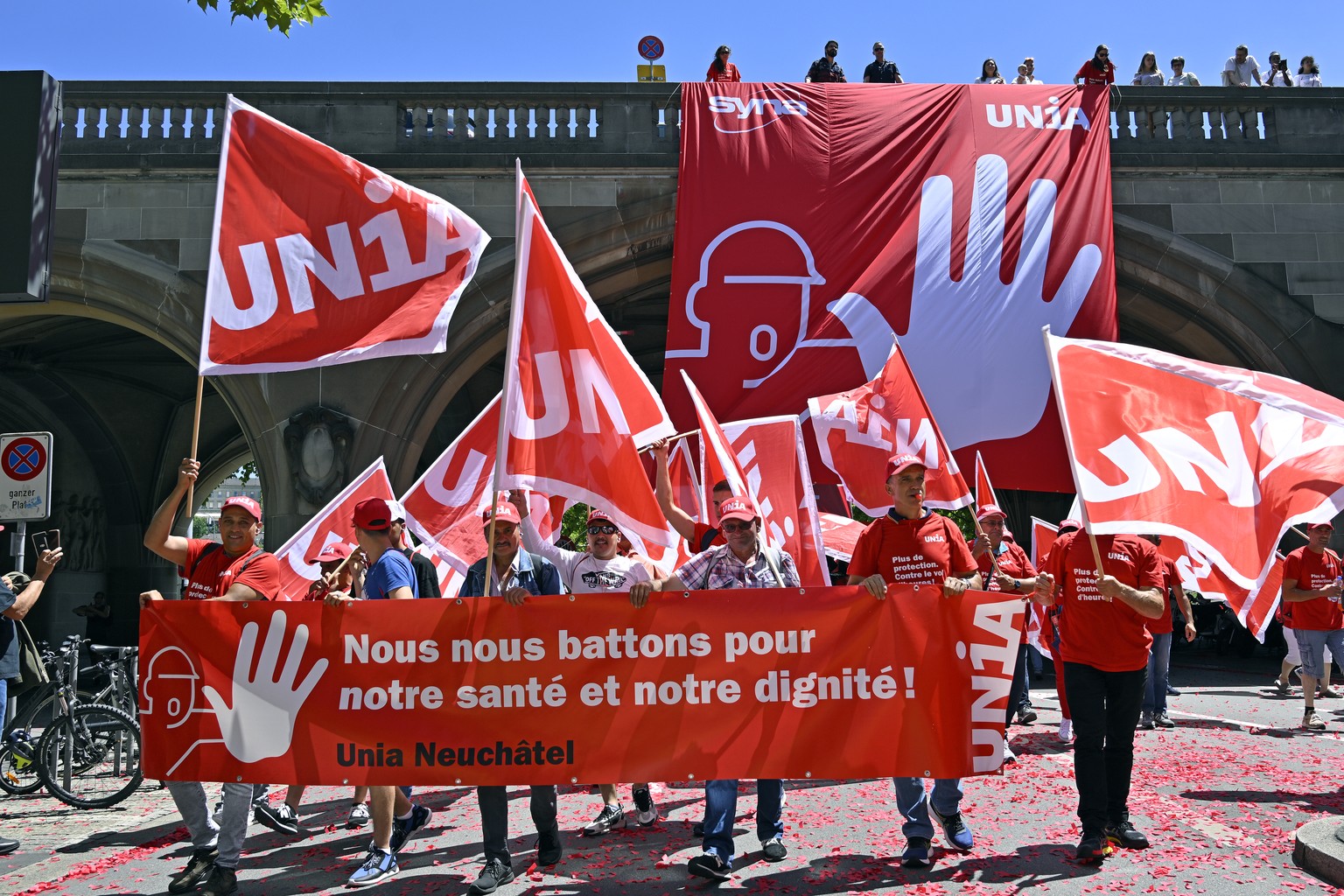 Demonstration der Bauarbeiter in Zuerich am Samstag, 25. Juni 2022. Die Bauarbeiter demonstrieren fuer bessere Arbeitsbedingungen. Hintergrund sind die laufenden Verhandlungen zum LMV fuer das Bauhaup ...