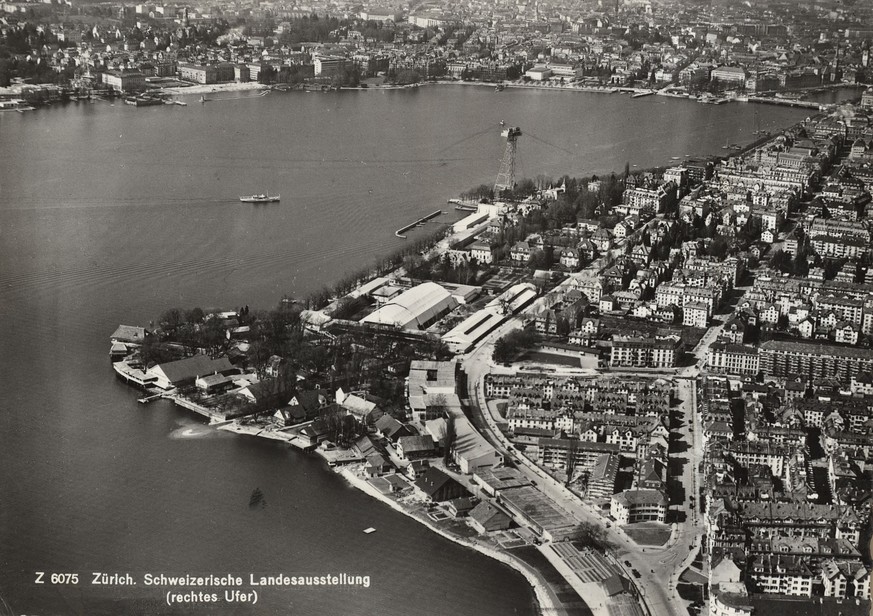 Blick aufs untere Seebecken, mit dem Zürichhorn und dem Seilbahnturm am rechten Ufer.&nbsp;Während der Dauer der Landi fuhren gut 700'000 Personen mit der Bahn.<br data-editable="remove">