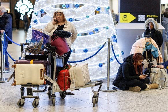 epaselect epa11735118 Passengers wait for their delayed flights at Gatwick Airport after the airport reopened following a security incident at the south terminal of the airport, in south of London, Br ...
