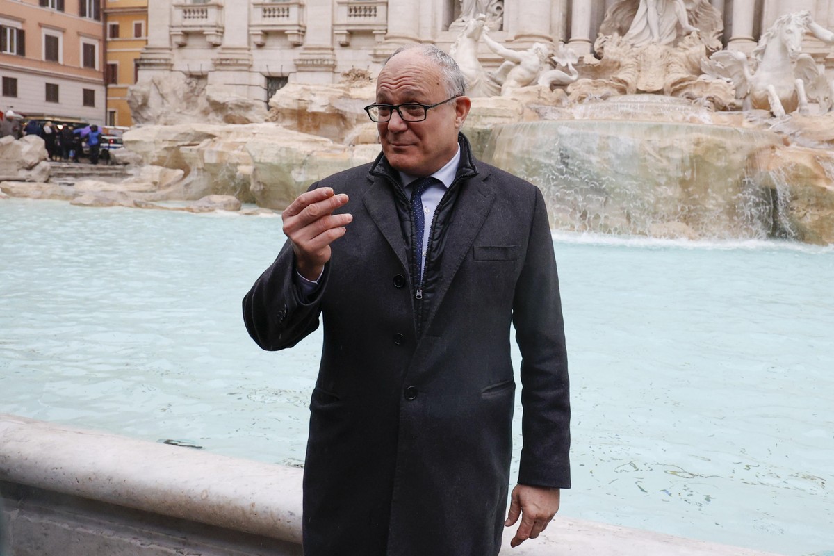 epa11790106 Mayor of Rome, Roberto Gualtieri, throws a coin into the Trevi Fountain as it reopens to the public after undergoing maintenance, in Rome, Italy, 22 December 2024. The 18th-century Fontana ...
