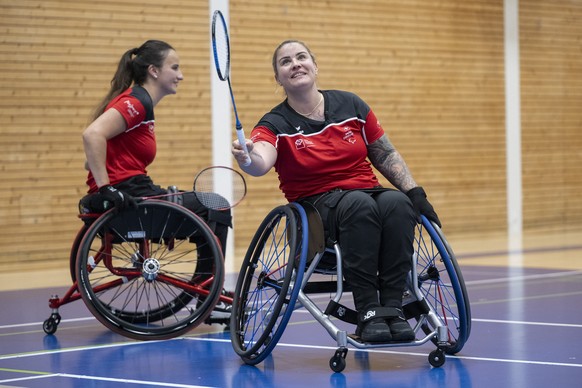 Badmintonspielerinnen Cynthia Mathez, rechts, und Ilaria Renggli posieren anlaesslich der Selektion des Paralympic Swiss Teams fuer Paris 2024, aufgenommen am Freitag, 19. Juli 2024 in Nottwil. Die Pa ...
