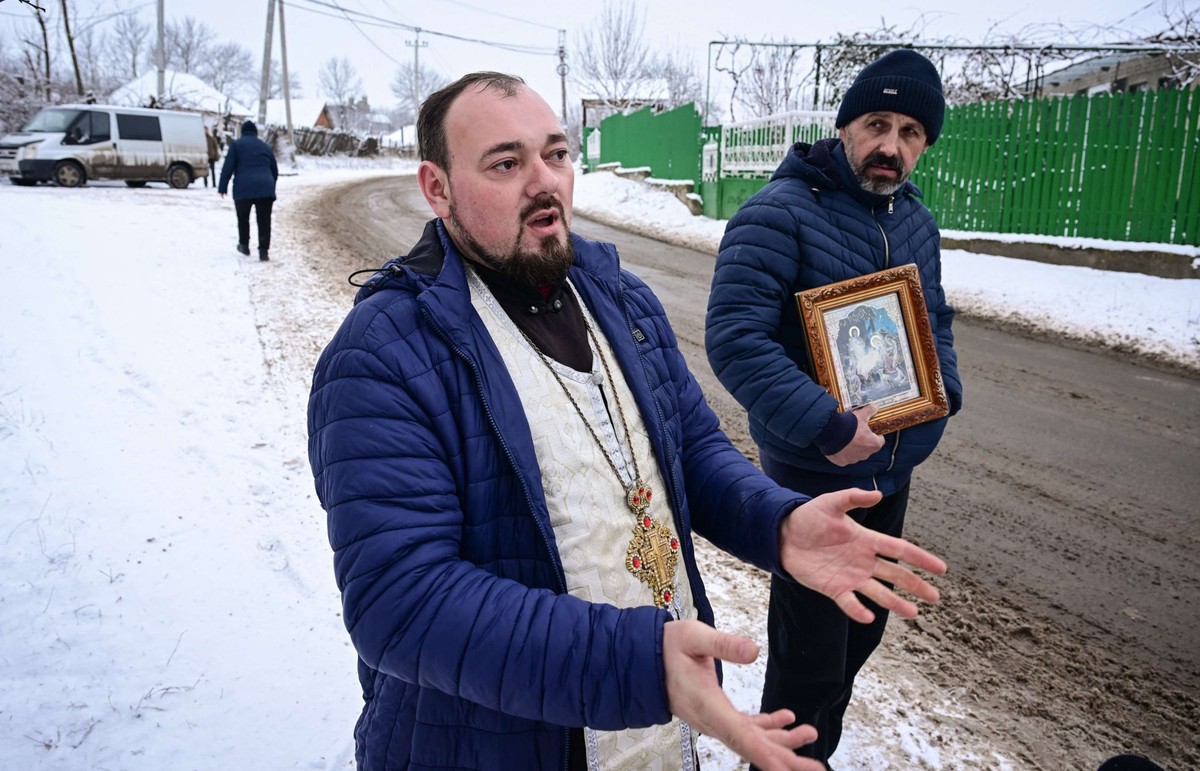 Sebastian Resetnic, 35 ans, prêtre local, s'exprime dans le village de Cuhurestii de Jos, au nord de la Moldavie, le 5 janvier 2026.