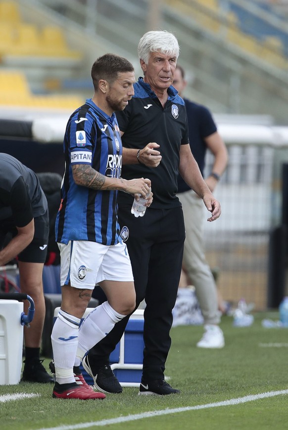 epa08571314 Atalanta&#039;s coach Gian Piero Gasperini (R) talks with his player Alejandro Gomez during the Italian Serie A soccer match between Parma Calcio 1913 and Atalanta BC at Ennio Tardini stad ...