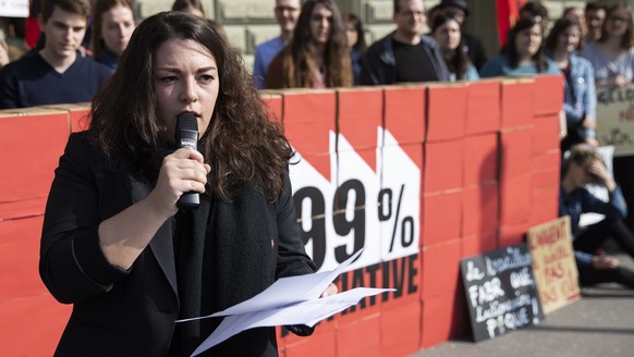 ARCHIVBILD ZUM RUECKTRITT VON TAMARA FUNICIELLO ALS JUSO-CHEFIN IM AUGUST --- Tamara Funiciello, Praesidentin JUSO Schweiz, spricht bei der Einreichung der 99-Prozent-Initiative, am Dienstag, 2. April ...