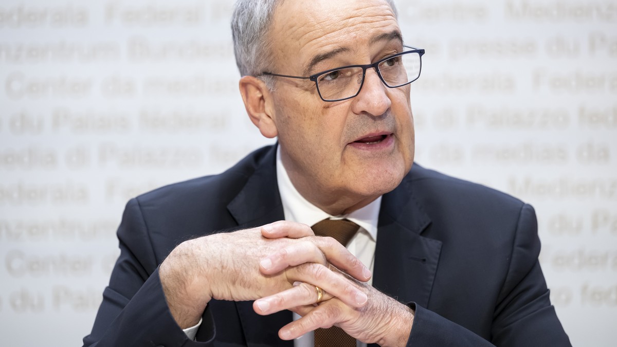 Bundesrat Guy Parmelin spricht an einer Medienkonferenz zum Mietrecht ueber die Aenderung des Obligationenrechts (Mietrecht: Untermiete) und Aenderung des Obligationenrechts (Mietrecht: K