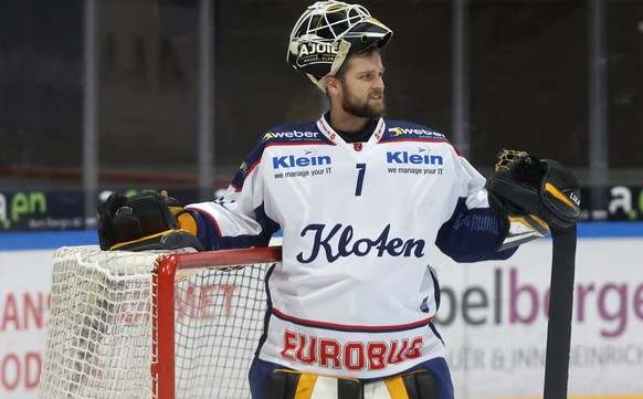 Klotens Torhueter Tinm Wolf, im 2. Eishockey Playoff Finale der Swiss League zwischen EHC Olten und EHC Kloten, am Mittwoch, 13. April 2022, in Olten. (KEYSTONE/Peter Klaunzer)