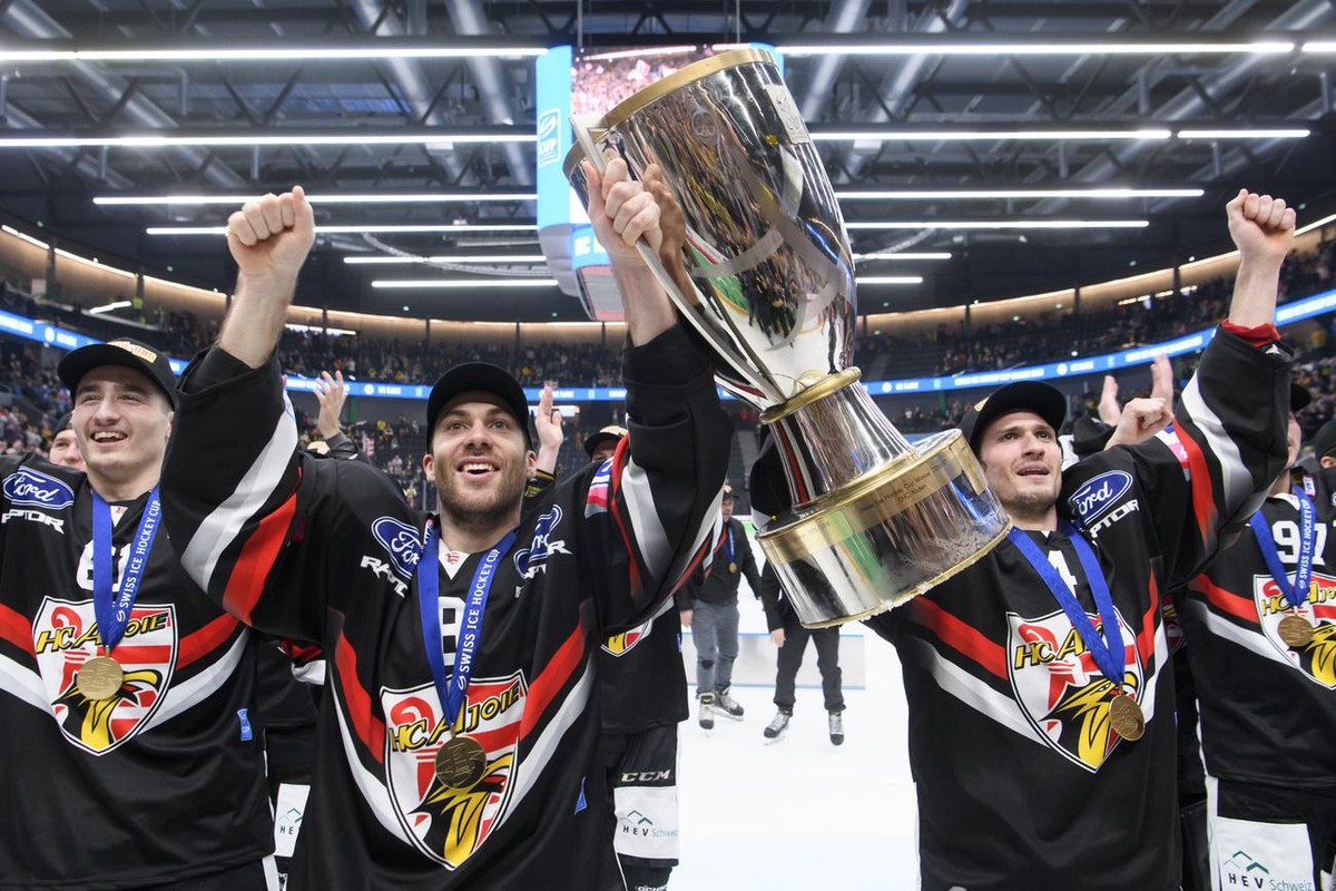 Les joueurs jurassiens, de gauche a droite, l'attaquant jurassien Fabio Arnold, l'attaquant jurassien Philip-Michael Devos et l'attaquant jurassien Jonathan Hazen effectuent un tour d&# ...