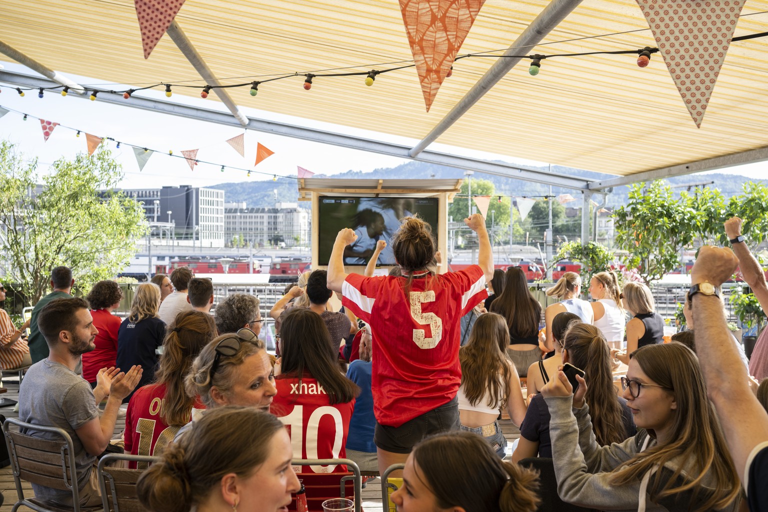 Schweizer Fans verfolgen das Frauen EM 2022 Fussballspiel Portugal gegen die Schweiz im Public Viewing Restaurant Frau Gerolds Garten in Zuerich, aufgenommen am Samstag, 9. Juli 2022. (KEYSTONE/Ennio  ...