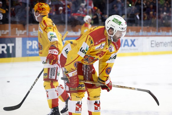 Biels Beat Forster, rechts, und Biels PostFinance Top Scorer Toni Rajala nach der Niederlage im vierten Eishockey Playoff Viertelfinalspiel der National League zwischen dem SC Bern und EHC Biel, am Di ...